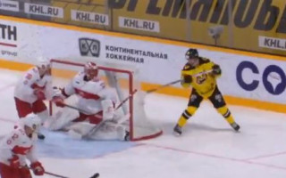 Video: "Severstal" uzbrucējs uzliek ripu uz lāpstiņas un ieliek vārtu devītniekā