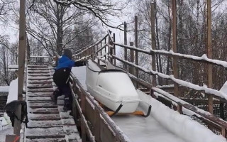 Piemājas dārzā Rūjienā darbojas bobsleja trase