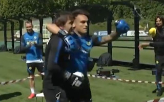 Video: Milānas "Inter" iekšējo konfliktu atrisina ar boksa maču starp treneri un futbolistu