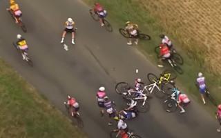 Video: Iespaidīgs masveida kritiens "Tour de France" sievietēm