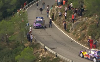 Video: Pēc avārijas tiek apturēts WRC ātrumposms