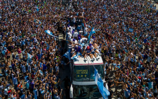 Vismaz četri miljoni ielās: nākas pārtraukt Argentīnas čempionu parādi