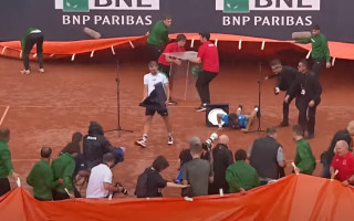 Video: Lietus ietekmē arī apbalvošanas ceremoniju Romā