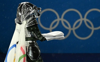 Olimpiskais karogs uzvilkts mastā ar nepareizo pusi uz augšu
