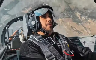 Video: Topošais "Ferrari" pilots Hamiltons lido ar kaujas iznīcinātāju