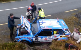 Video: Fani trases malā palīdz atrisināt tehnisku problēmu Rovanperas rallija auto