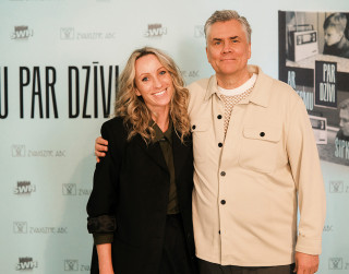 Sirsnīgā gaisotnē Jānis Šipkēvics atver memuārus “Ar dziesmu par dzīvi”