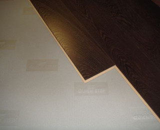 Dažādi grīdas segumu apakšklāja materiāli. Kā izvēlēties