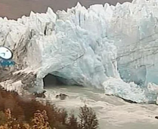 Kā gigantisks 30 tūkstošus gadu vecs ledājs pārvēršas sniega putekļos. VIDEO