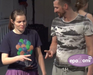 Video: Unikālā izrādē NOĶER MANI vecāki izdejo bērnu kustības un darbības