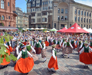 Svētku ieskaņas Doma laukumā – 20. tradicionālais Zāļu tirgus