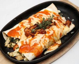 Enchilada  ar gailenēm un biezpienu