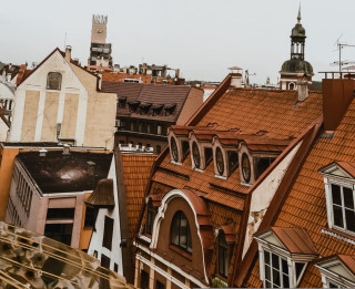 Vecrīgas jumtu ainavas Ineses Kalniņas fotogrāfiju izstādē “Pār–Rīga”