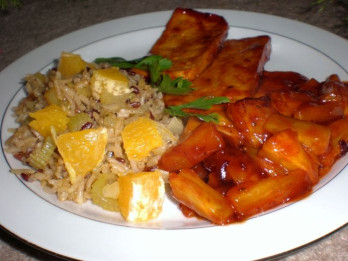 Seleriju plovs ar apelsīniem un tofu saldskābajā ananāsu glazūrā
