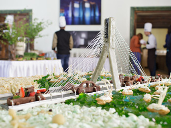 Video: Atklājot Rīgas restorānu nedēļu, apēd Vanšu tiltu un Bastejkalnu