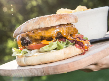 Apetīti rosinošais „Šķūņa” liellopa gaļas burgers