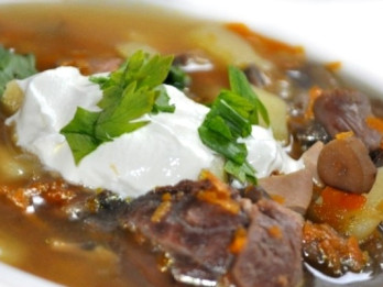 Liellopu gaļas un sēņu zupa