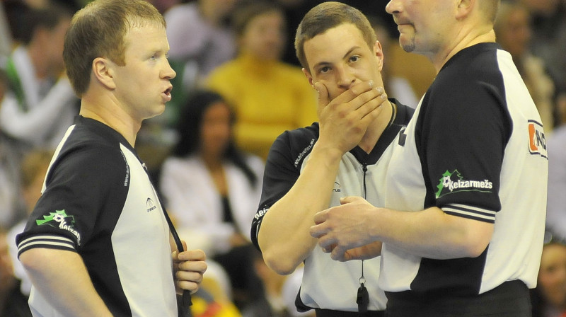 No kreisās: Andris Aunkrogers, Oļegs Latiševs un Juris Kokainis.
Foto: Romualds Vambuts, sportacentrs.lv