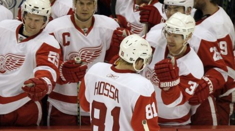 ''Red Wings'' hokejisti pēc vārtu guvuma
Foto: AP