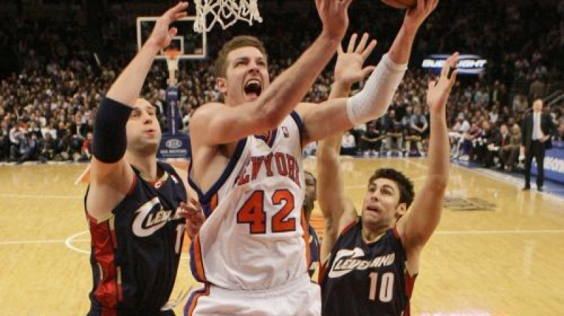 Vollijs Šerbiaks (no labās) spēlē pret "Knicks"
Foto: AP