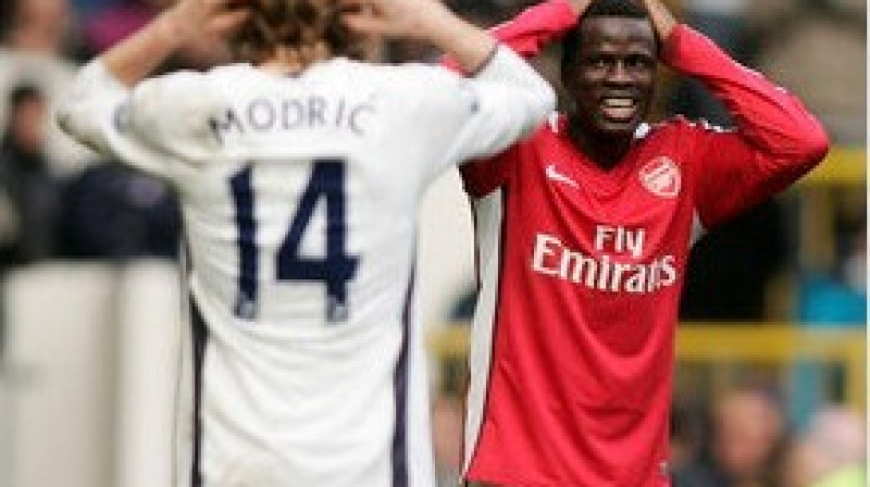 Luka Modričs un Emanuels Eboue
Foto: AP