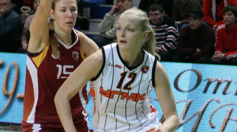 Zane Tamane aizsardzībā
Foto: www.basket.ru