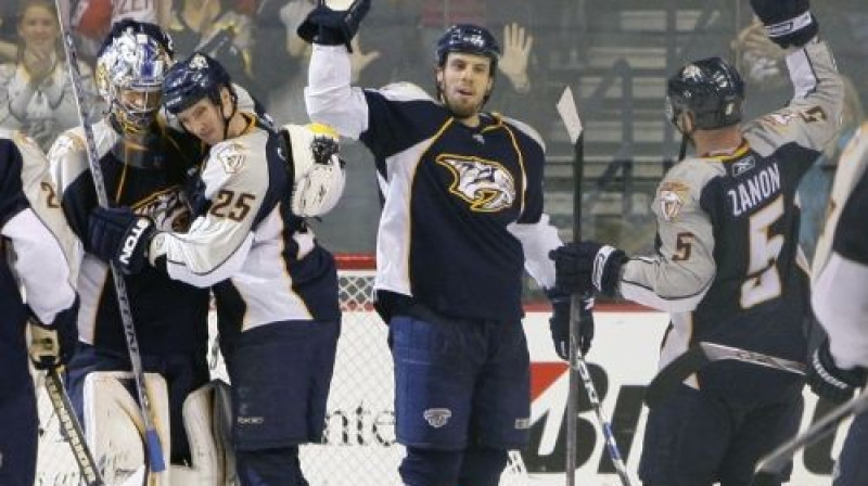 ''Predators'' hokejisti priecājas par iespaidīgo uzvaru
Foto: AP