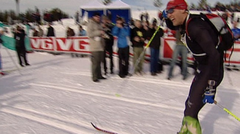 Uzvarētājs vīriešu konkurencē J.Arlins (Zviedrija) tikko šķērsojis finiša līniju