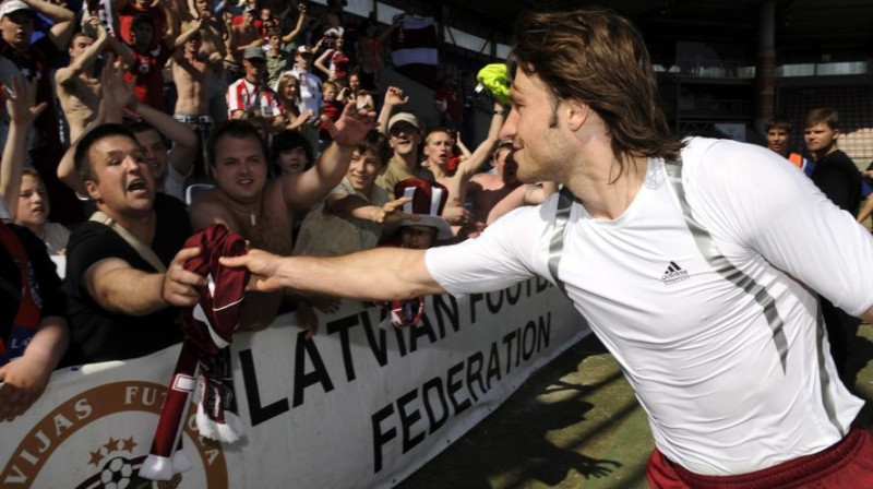 Vitālijs Astafjevs ar Latvijas izlases līdzjutējiem
Foto: Romans Kokšarovs, Sporta Avīze, f64