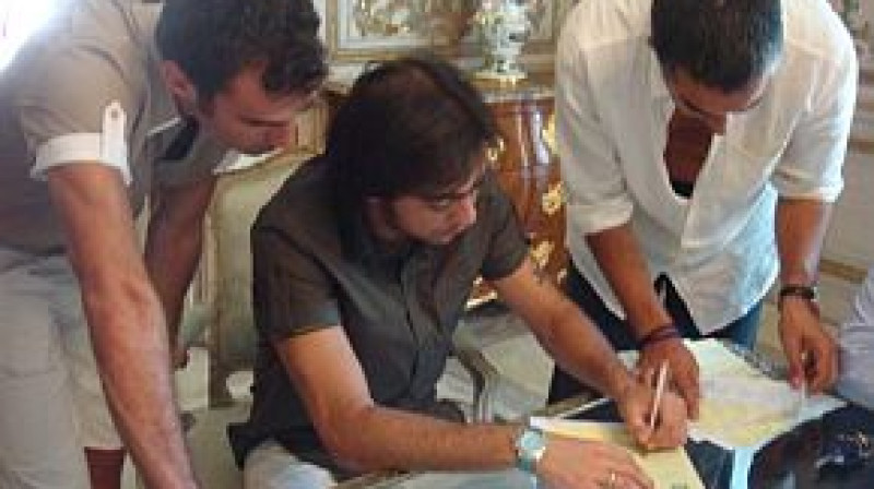 Alvaro Rekoba (vidū) paraksta jauno līgumu
Foto: www.panionios.gr