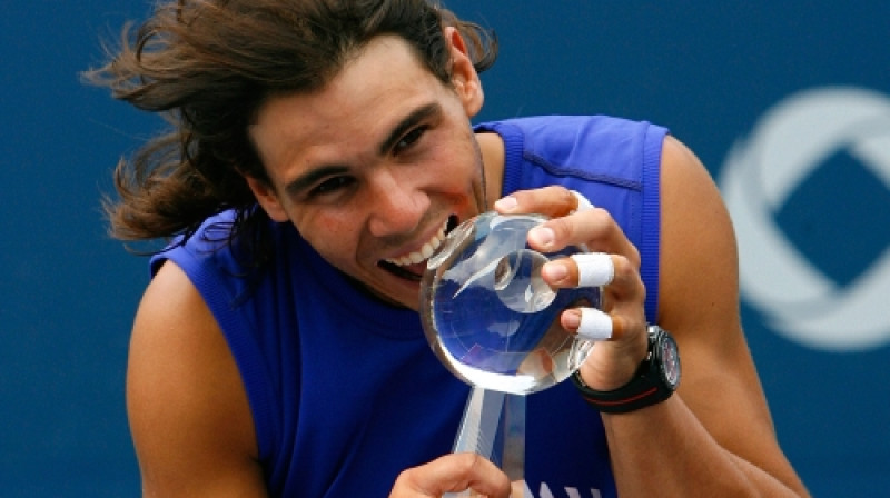Rafaels Nadals ar Monreālas turnīra balvu 2008. gadā
Foto: AFP