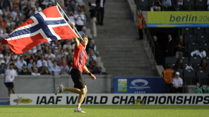 Torkildsens ar Norvēģijas karogu pēc uzvaras pasaules čempionātā Berlīnē.
AP foto