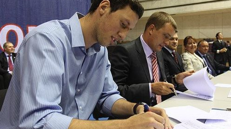 Ivans Radenovičs (no kreisās) paraksta līgumu
Foto: cskabasket.com