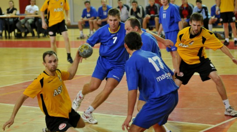 Cīņa starp "ASK" un "Tenax" handbolistiem
Foto: Romualds Vambuts, Sportacentrs.com