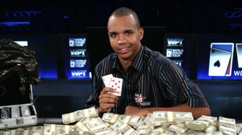 Phil Ivey turnīrā cer tikt pie lielas naudas un pateicoties viņa veiksmei pie pīrāga daļas var tikt arī totalizatora lietotāji.

Foto: bblmedia.com/poker/