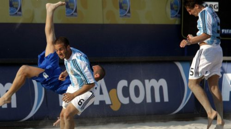 Epizode no spēles starp Argentīnas un Itālijas izlasēm
Foto: AFP/Scanpix