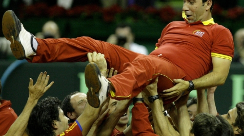 Spānijas komandas kapteinis Alberto Kosta pēc uzvaras tiek mests gaisā
Foto: AFP/Scanpix