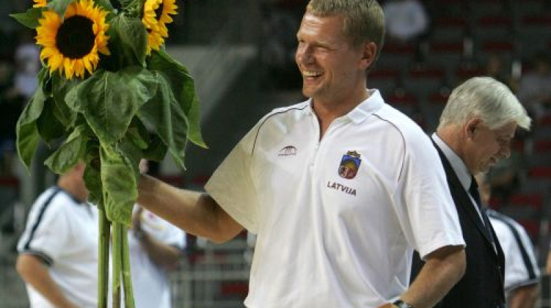 Savulaik Visvaldim Klintsonam pateicās ar ziediem. Tagad viņš bez pēdām pazudis no basketbola skatuves.
Foto: Romāns Kokšarovs, Sporta Avīze, f-64