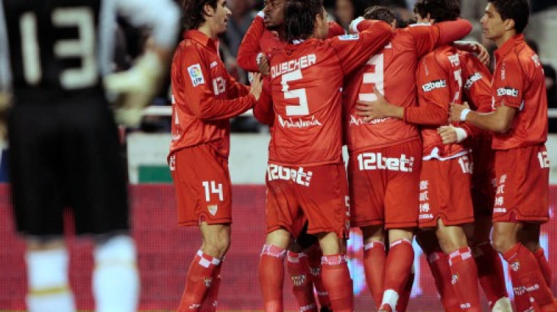 "Sevilla" futbolistu priekos noskatās "Deportivo" vārtsargs Manuels Munjiss
Foto: AP/ Scanpix Sweden