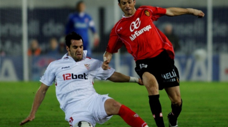 Alvaro Negredo ("Sevilla") cīņā ar Luisu Marti ("Mallorca")
Foto: AP/ Scanpix Sweden