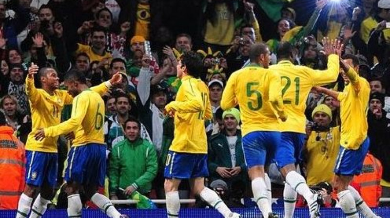 Brazīlijas izlases spēlētāji atzīmē otro vārtu guvumu
Foto: EMPICS Sport/Scanpix