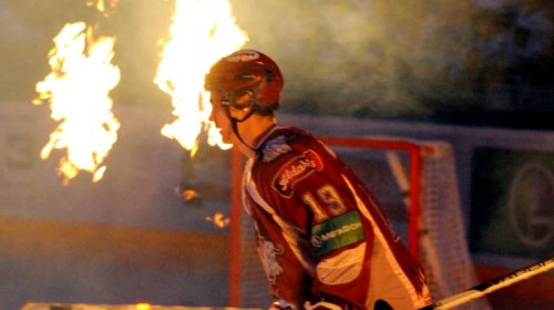 Miķelis Rēdlihs ir uz ledus kā ugunsmetējs. Bet tagad uguņus met arī viņa gribētāji... Puika lielā cieņā!

Foto: Romāns Kokšarovs, Sporta Avīze, F64