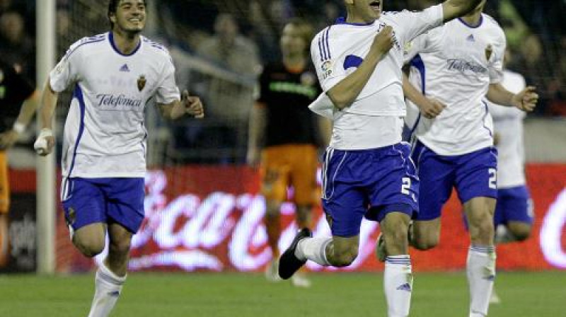 "Real Zaragoza" futbolistu prieki pēc pirmo vārtu guvuma
Foto: AFP/ Scanpix