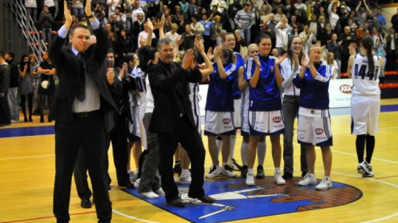 Varis Krūmiņš ar SK "Cēsis" sieviešu basketbola komandu
Foto: Romualds Vambuts, Sportacentrs.com