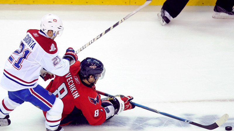 "Capitals" līderis Aleksandrs Ovečkins sērijas pirmajā mačā nokļuva ciešās "Canadiens" hokejistu spīlēs
FOTO: AFP/"Scanpix"