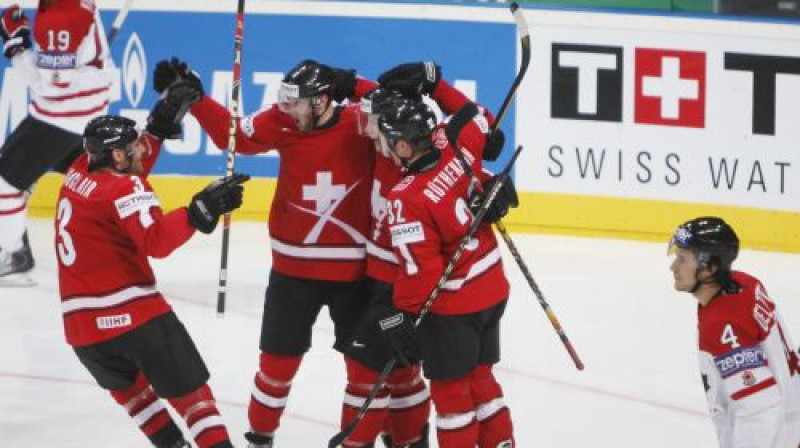 Šveicieši līksmo spēlē pret Kanādu
Foto: Reuters/Scanpix
