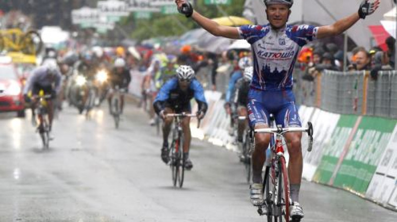 Jevgēnijs Petrovs ("Team Katusha"), kurš 2007. gada "Giro d'Italia" kopvērtējumā izcīnīja septīto vietu, šodien pirmais sasniedza finiša līniju
Foto: AFP/ Scanpix