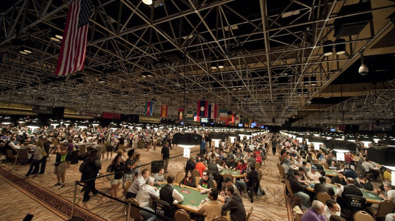 2010. gada WSOP iet pilnā sparā. Attēlā pokera halle Event #3 norises laikā. Šajā turnīrā piedalās arī divi Latvijas spēlētāji, Dmitrijs Kohanovskis un Māris Smilga.