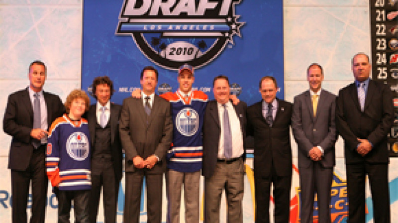 Teilors Hols (centrā) un "Oilers" drafta komanda
Foto: AP/Scanpix