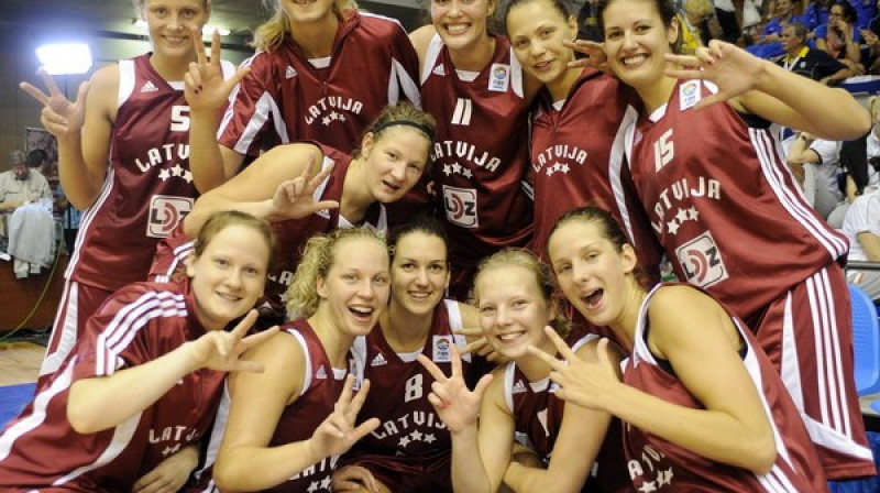 Latvijas U-20 bronzas dāmu izlase 
Foto: Romāns Kokšarovs, Sporta Avīze, f64